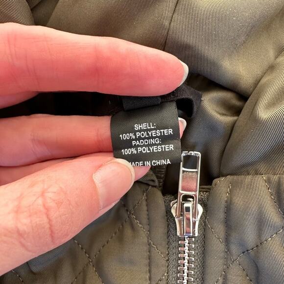 Revolve - h:ours Major Quilted Jacket in Army Green with Hood & Double Zips - Picture 4 of 11